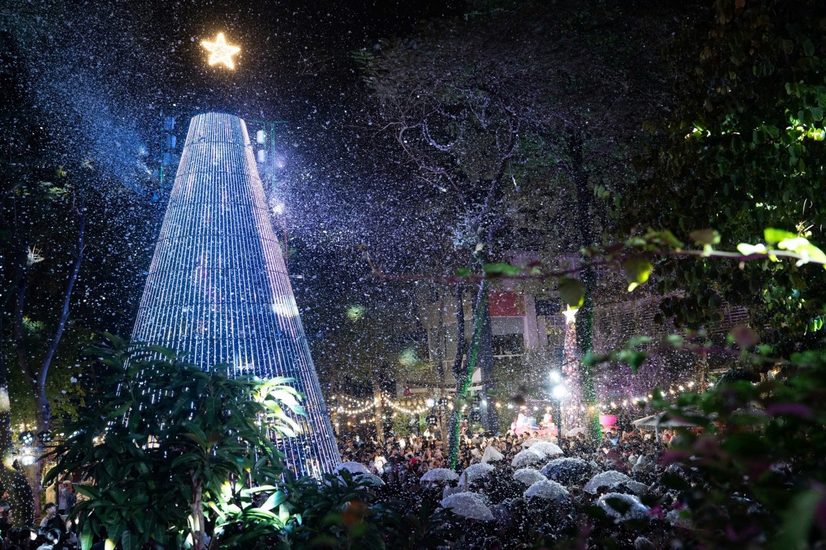 Sinh viên trải nghiệm “mưa tuyết” Noel giữa lòng Thủ đô