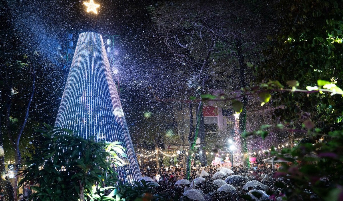 Sinh viên trải nghiệm “mưa tuyết” Noel giữa lòng Thủ đô