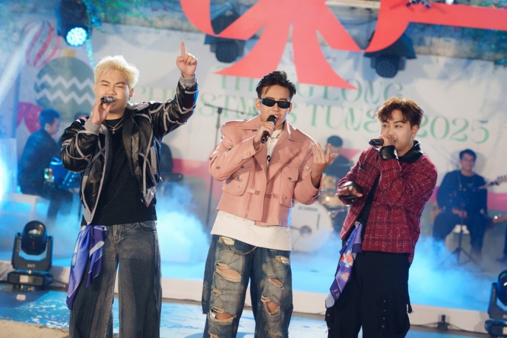 Sinh viên trải nghiệm “mưa tuyết” Noel giữa lòng Thủ đô