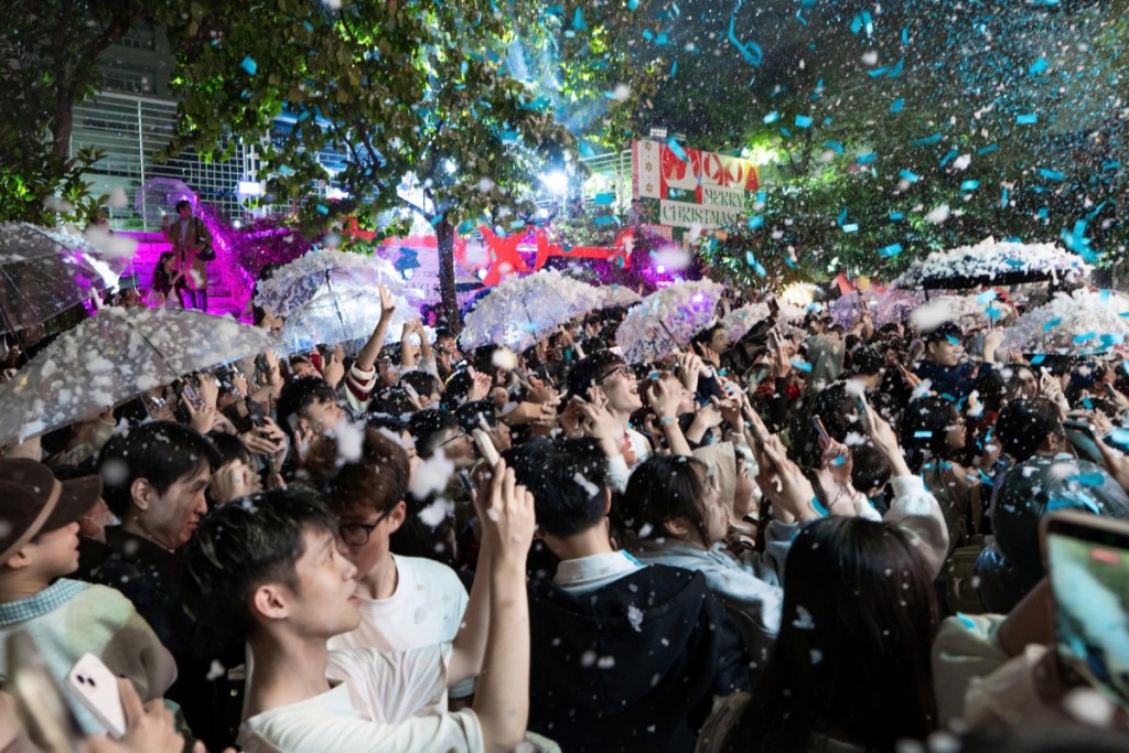 Sinh viên trải nghiệm “mưa tuyết” Noel giữa lòng Thủ đô