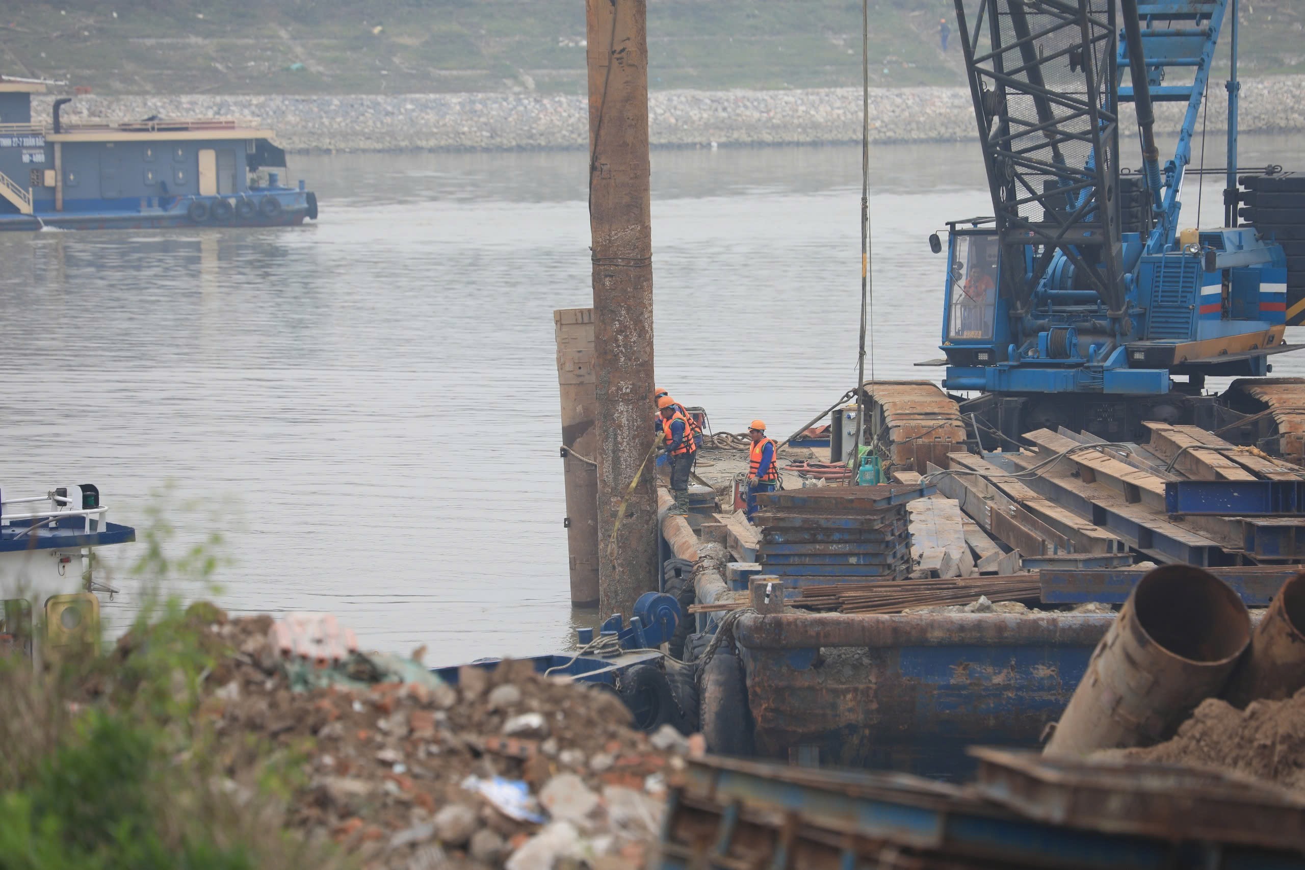 Cận cảnh công trường thi công cầu Mễ Sở nối Hà Nội với Hưng Yên