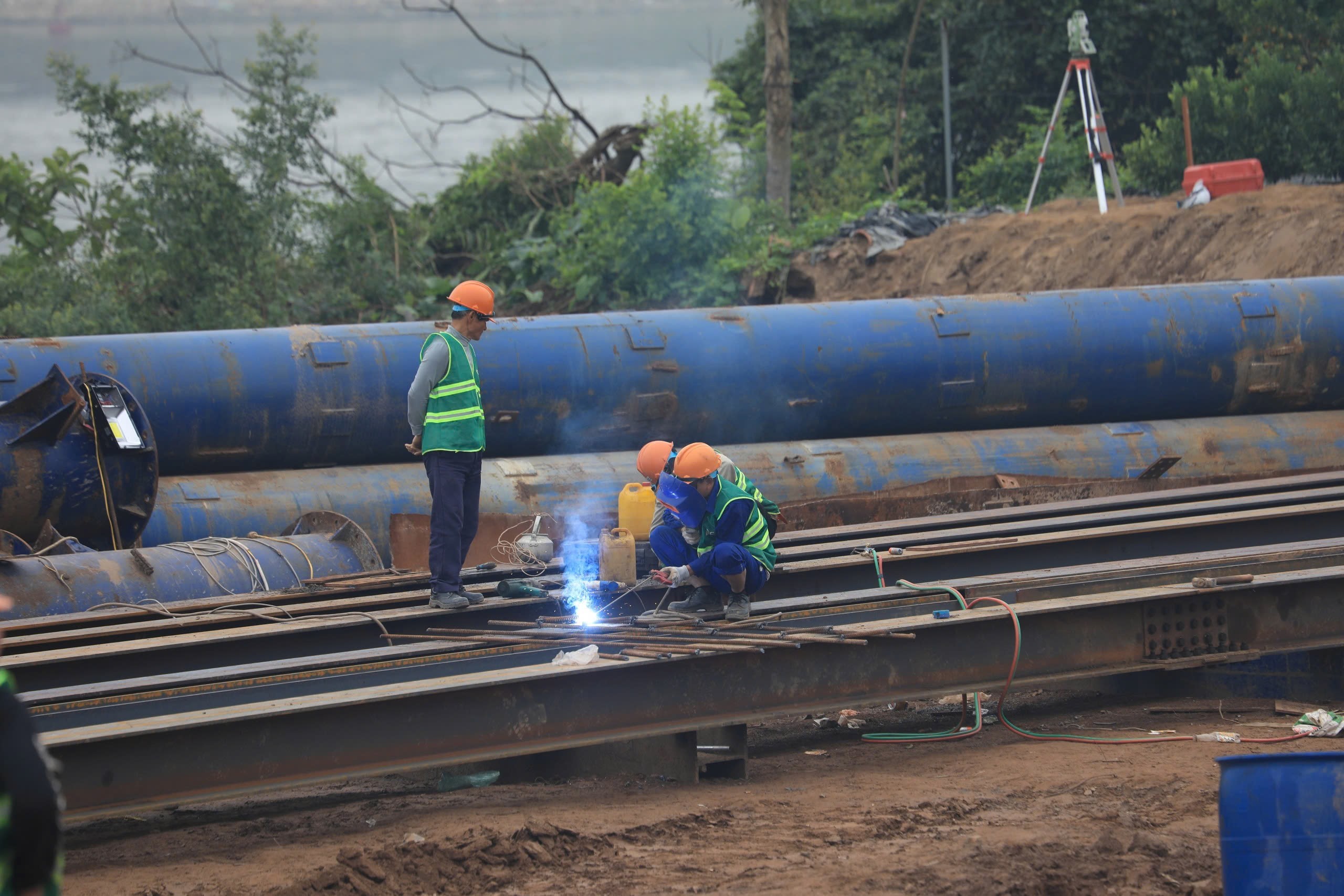 Cận cảnh công trường thi công cầu Mễ Sở nối Hà Nội với Hưng Yên