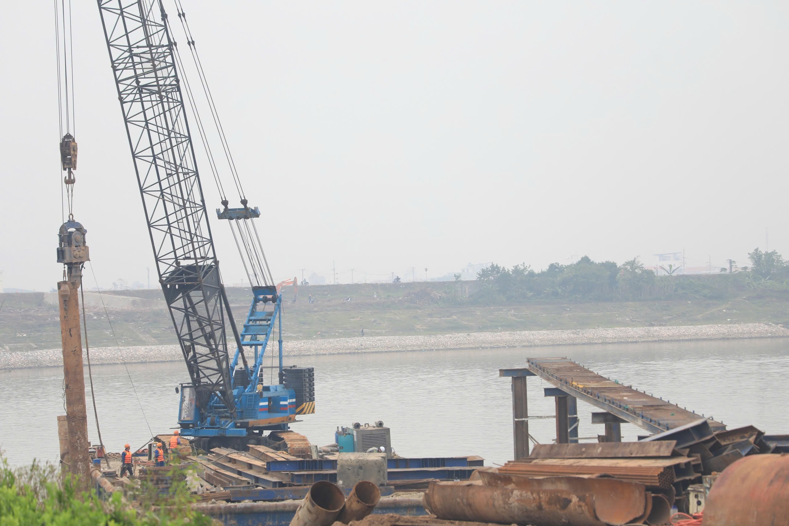 Cận cảnh công trường thi công cầu Mễ Sở nối Hà Nội với Hưng Yên