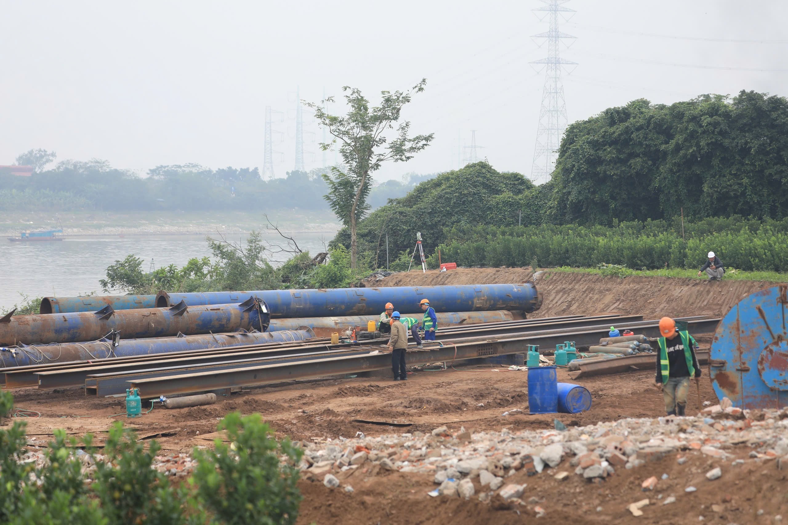 Cận cảnh công trường thi công cầu Mễ Sở nối Hà Nội với Hưng Yên