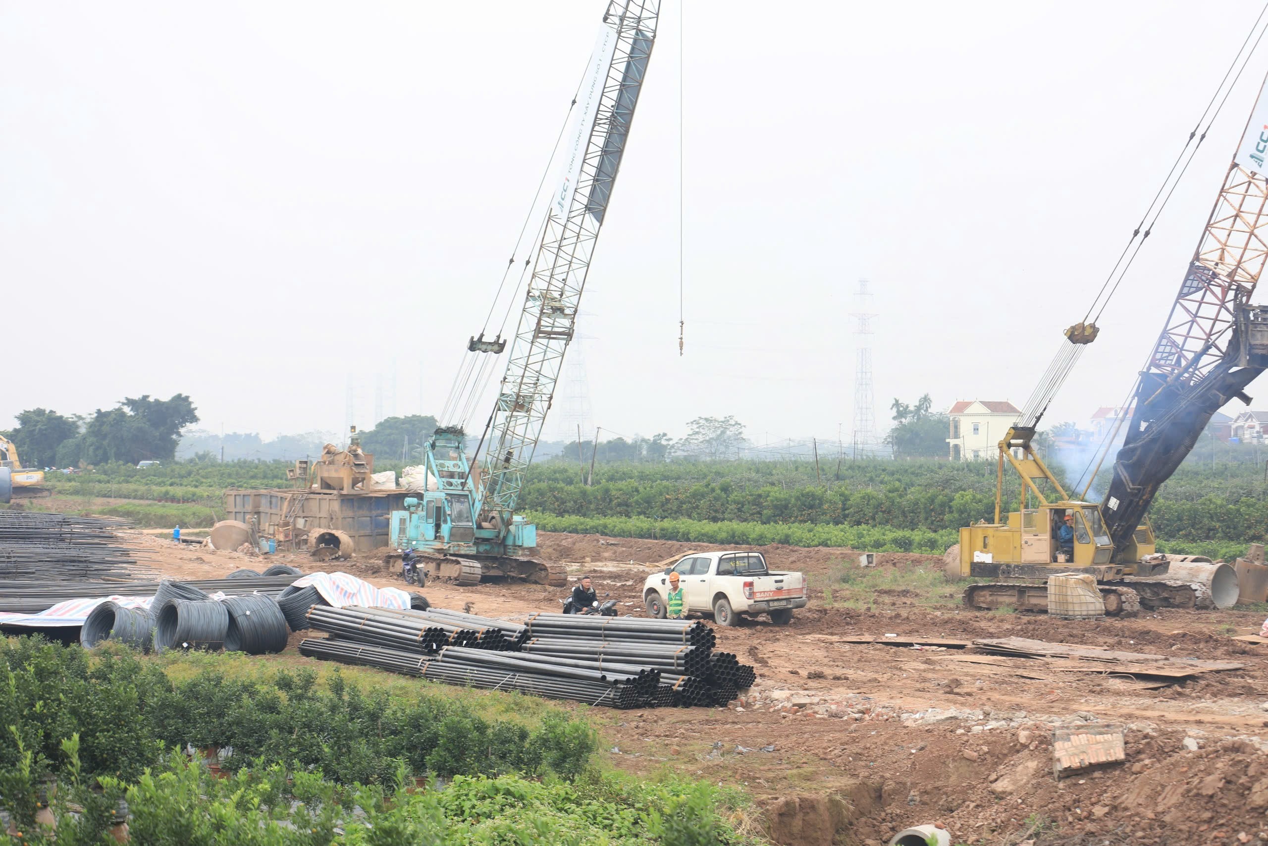 Cận cảnh công trường thi công cầu Mễ Sở nối Hà Nội với Hưng Yên