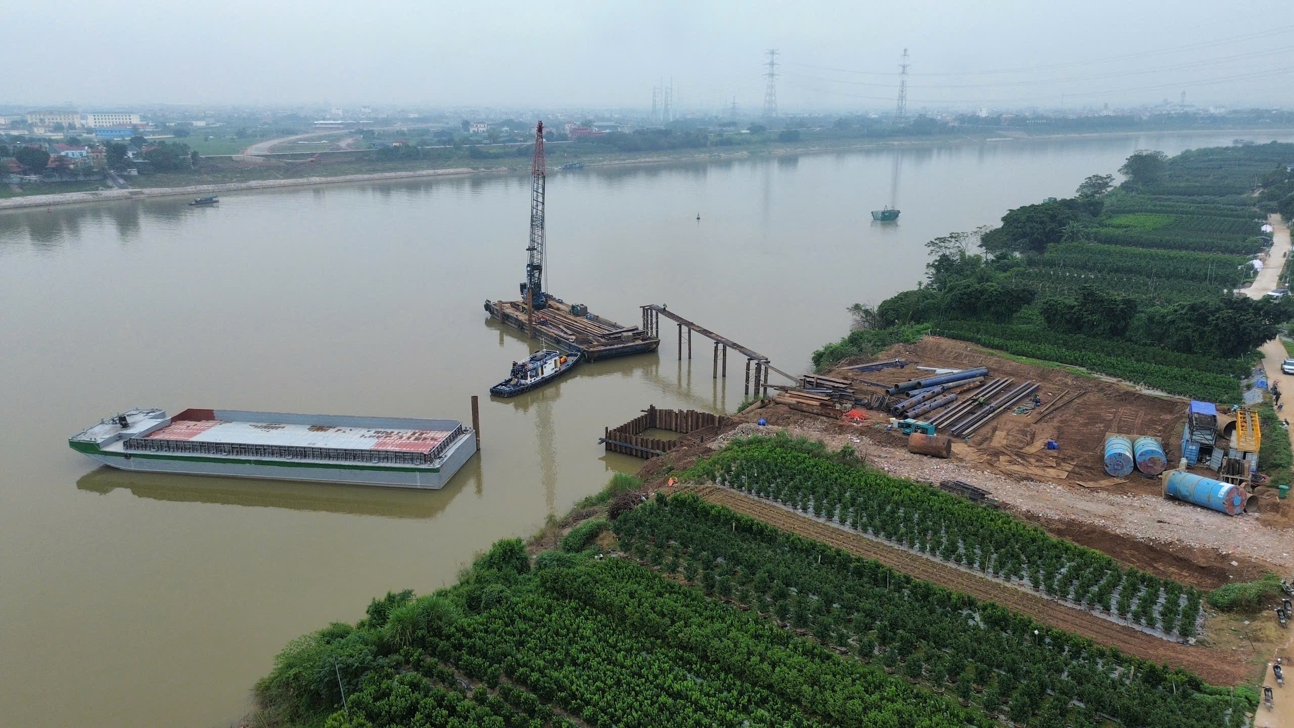 Cận cảnh công trường thi công cầu Mễ Sở nối Hà Nội với Hưng Yên