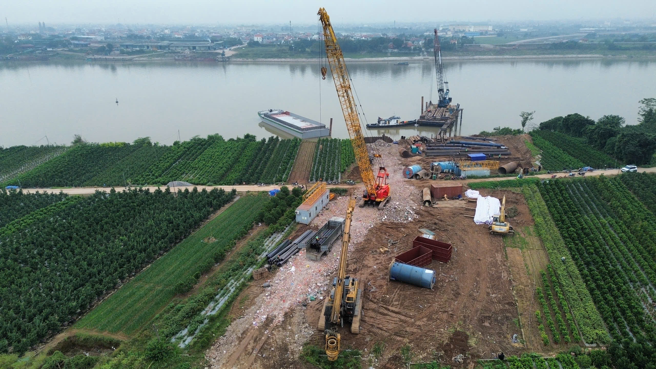 Cận cảnh công trường thi công cầu Mễ Sở nối Hà Nội với Hưng Yên