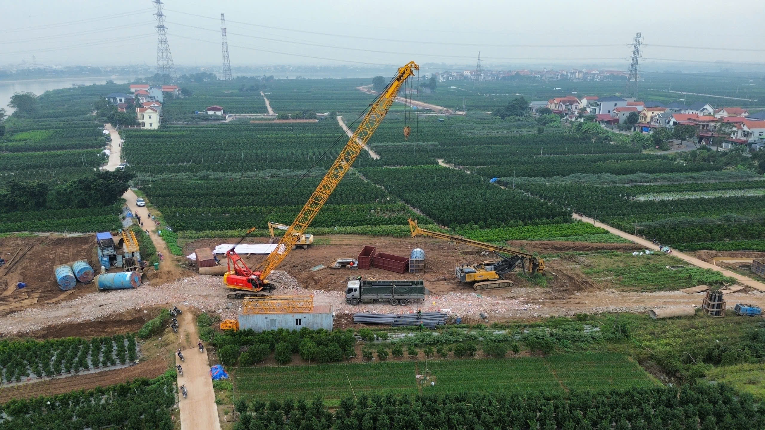 Cận cảnh công trường thi công cầu Mễ Sở nối Hà Nội với Hưng Yên