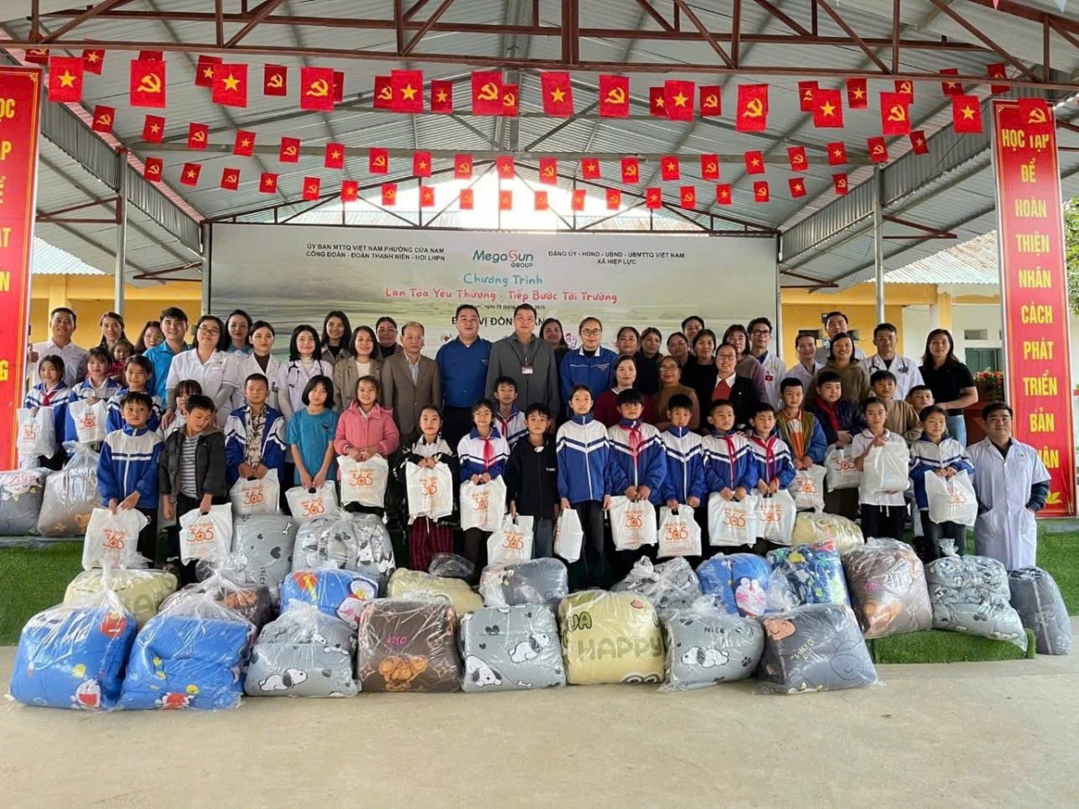 Mang hơi ấm và tinh thần đoàn kết của CNVCLĐ Thủ đô đến với người dân vùng cao