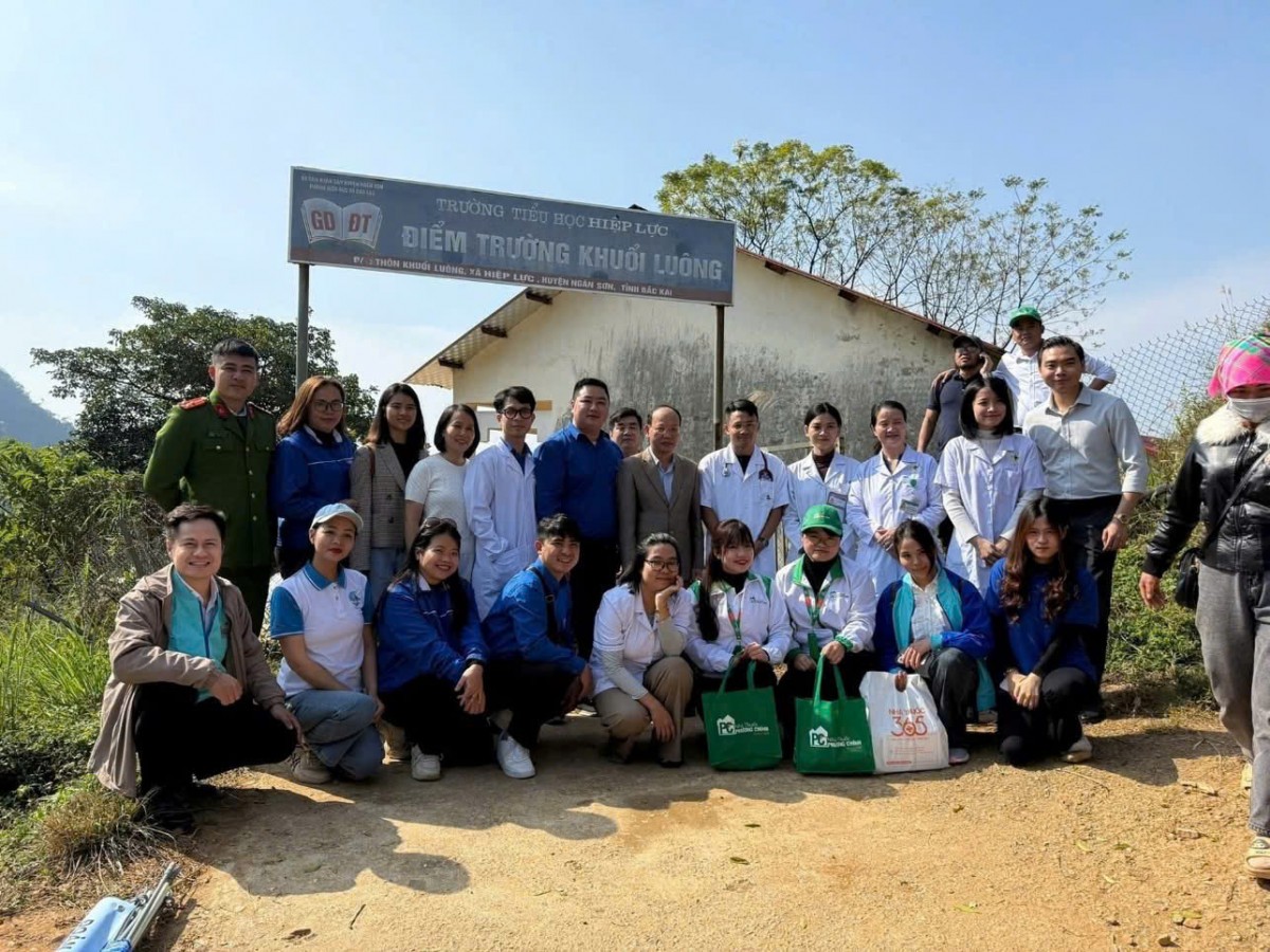 Mang hơi ấm và tinh thần đoàn kết của CNVCLĐ Thủ đô đến với người dân vùng cao