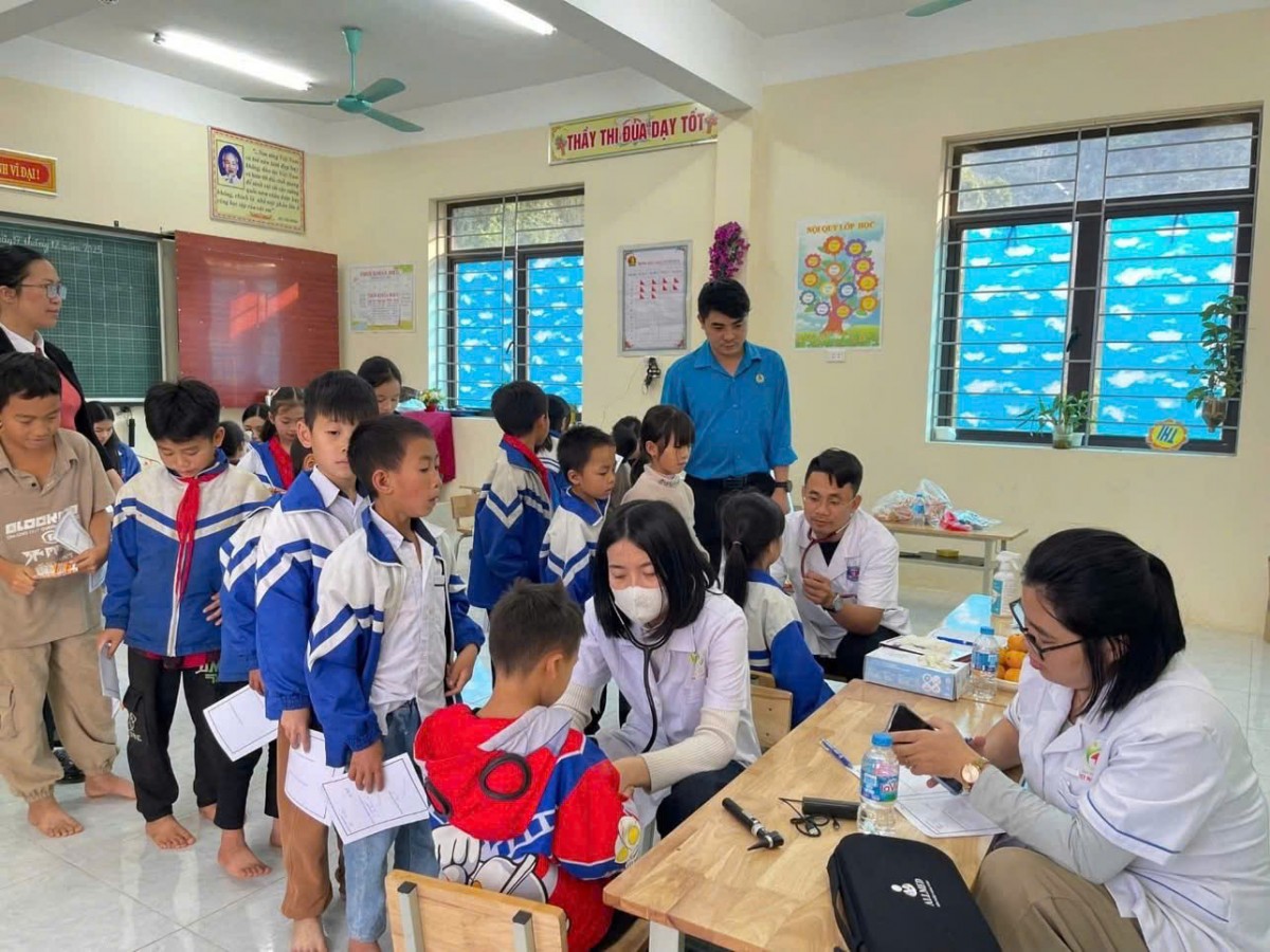 Mang hơi ấm và tinh thần đoàn kết của CNVCLĐ Thủ đô đến với người dân vùng cao