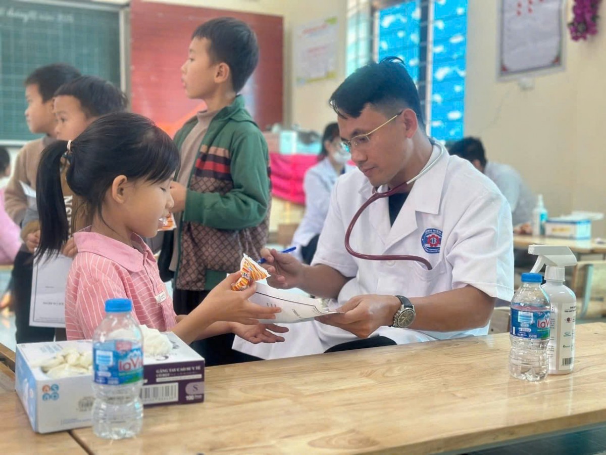 Mang hơi ấm và tinh thần đoàn kết của CNVCLĐ Thủ đô đến với người dân vùng cao