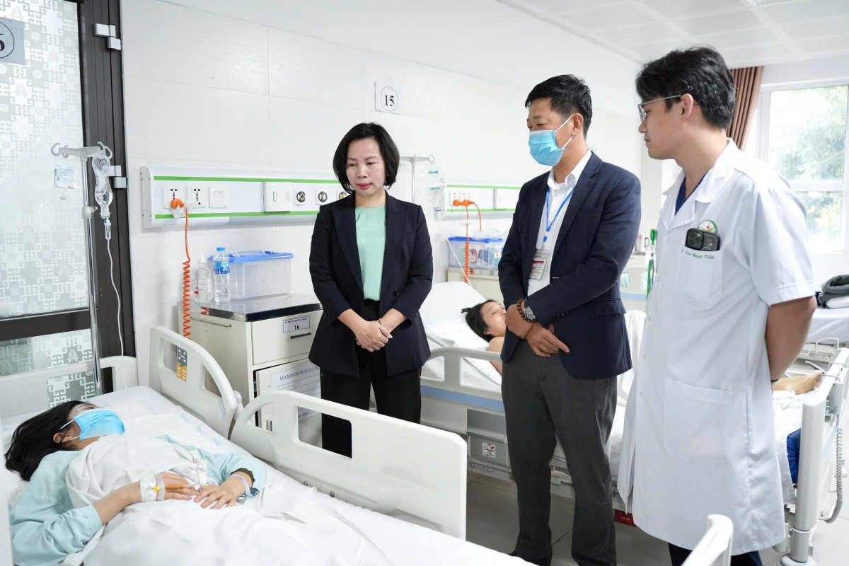 Chủ tịch Ủy ban MTTQ TP Hà Nội thăm, động viên các nạn nhân vụ lật xe Lào Cai