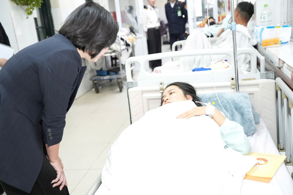 Chủ tịch Ủy ban MTTQ TP Hà Nội thăm, động viên các nạn nhân vụ lật xe Lào Cai