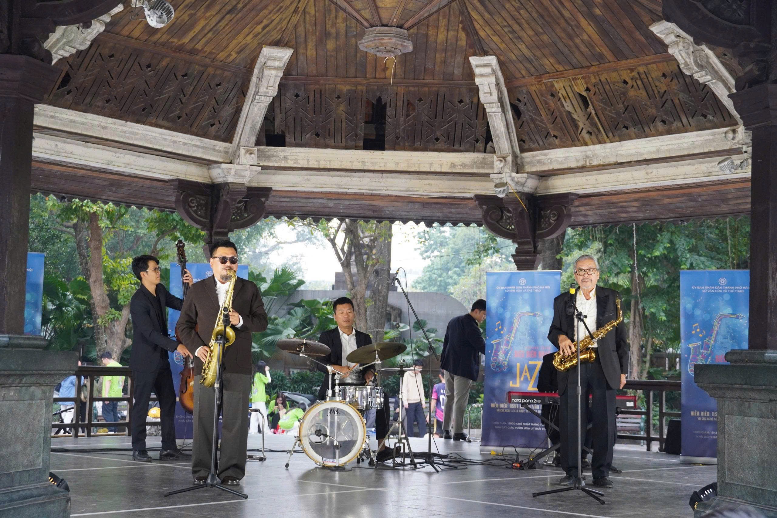 Dừng chân lắng nghe mùa xuân qua âm nhạc tại Vườn hoa Lý Thái Tổ