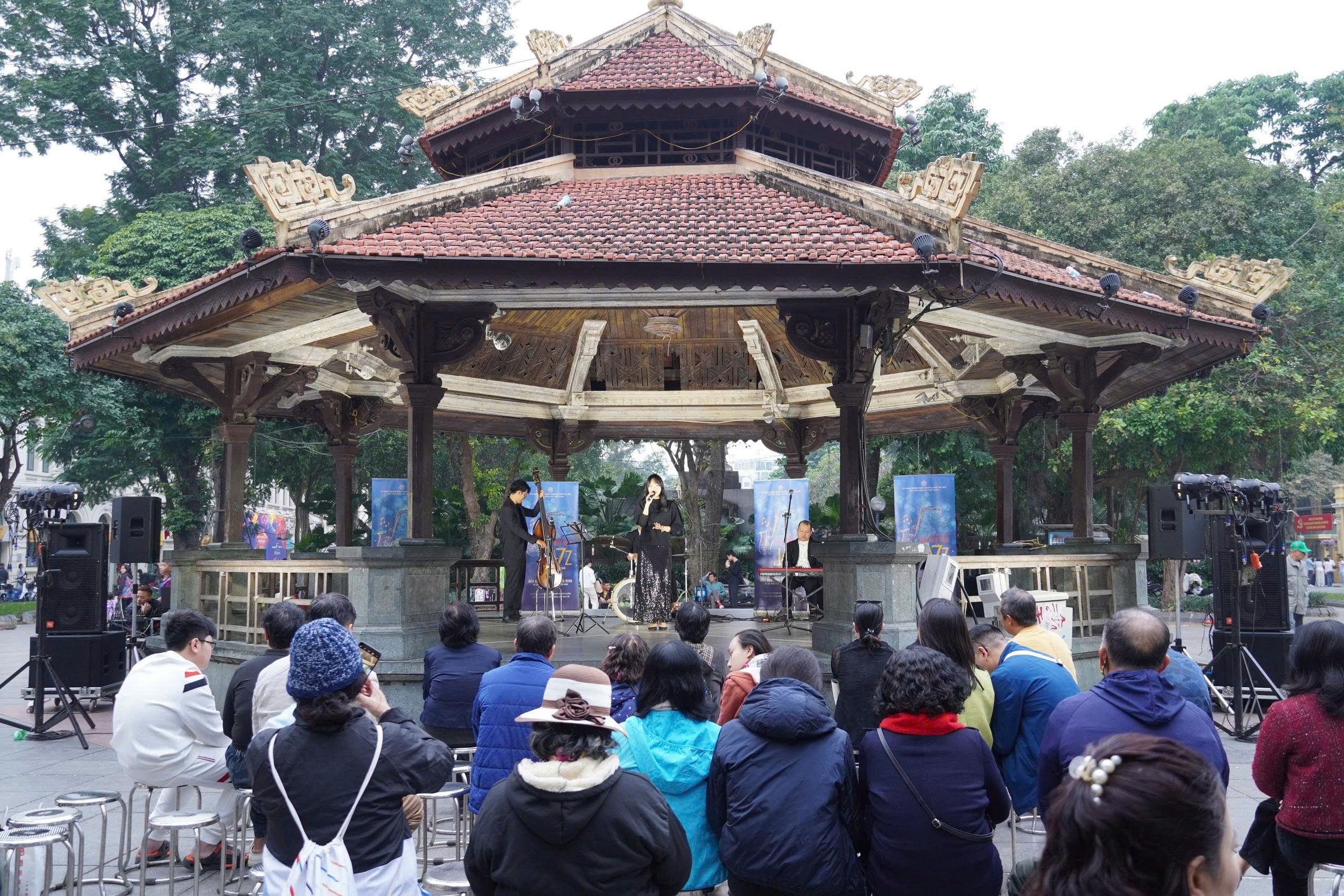 Dừng chân lắng nghe mùa xuân qua âm nhạc tại Vườn hoa Lý Thái Tổ