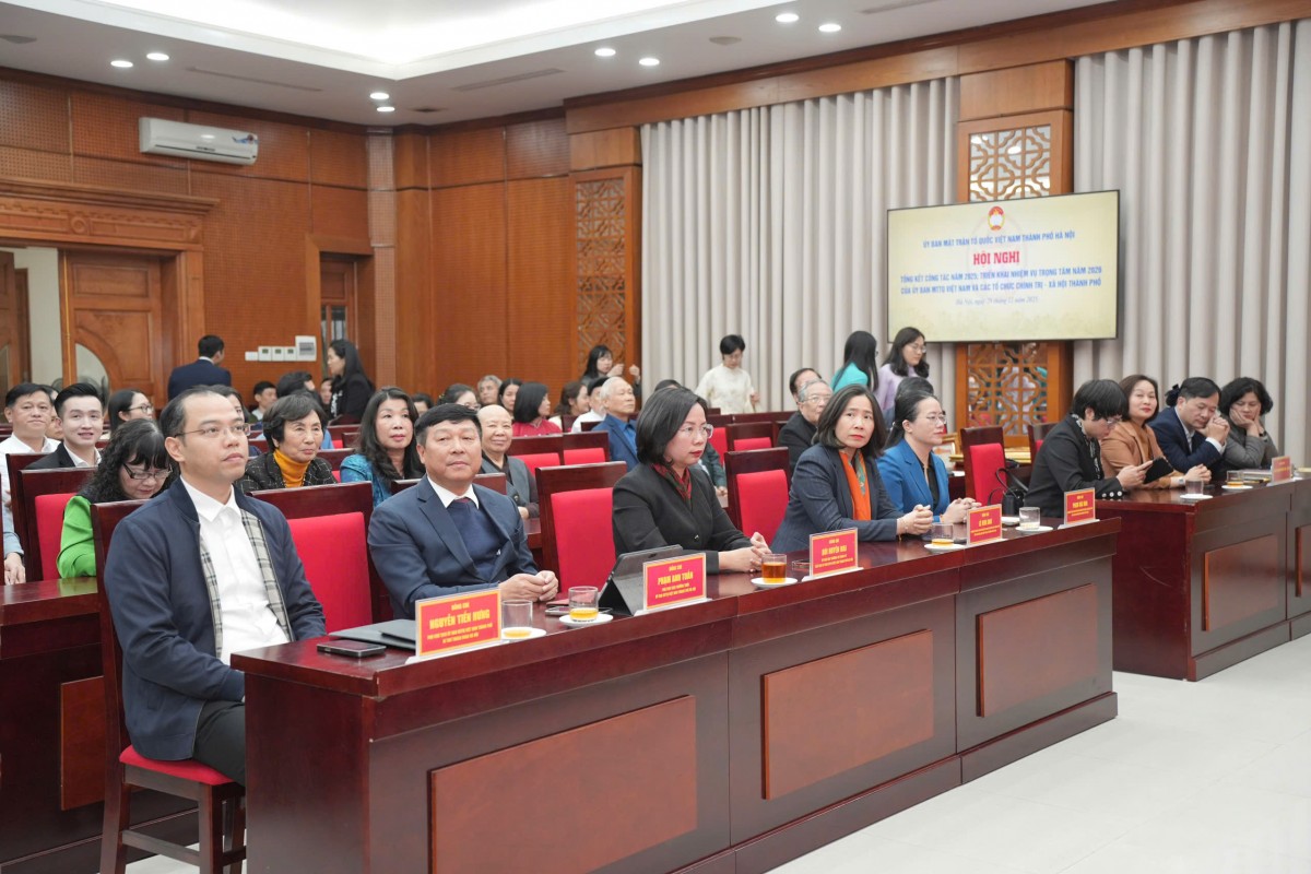 Ủy ban MTTQ Việt Nam Thành phố tặng Cờ thi đua cho 11 Ủy ban MTTQ Việt Nam xã, phường