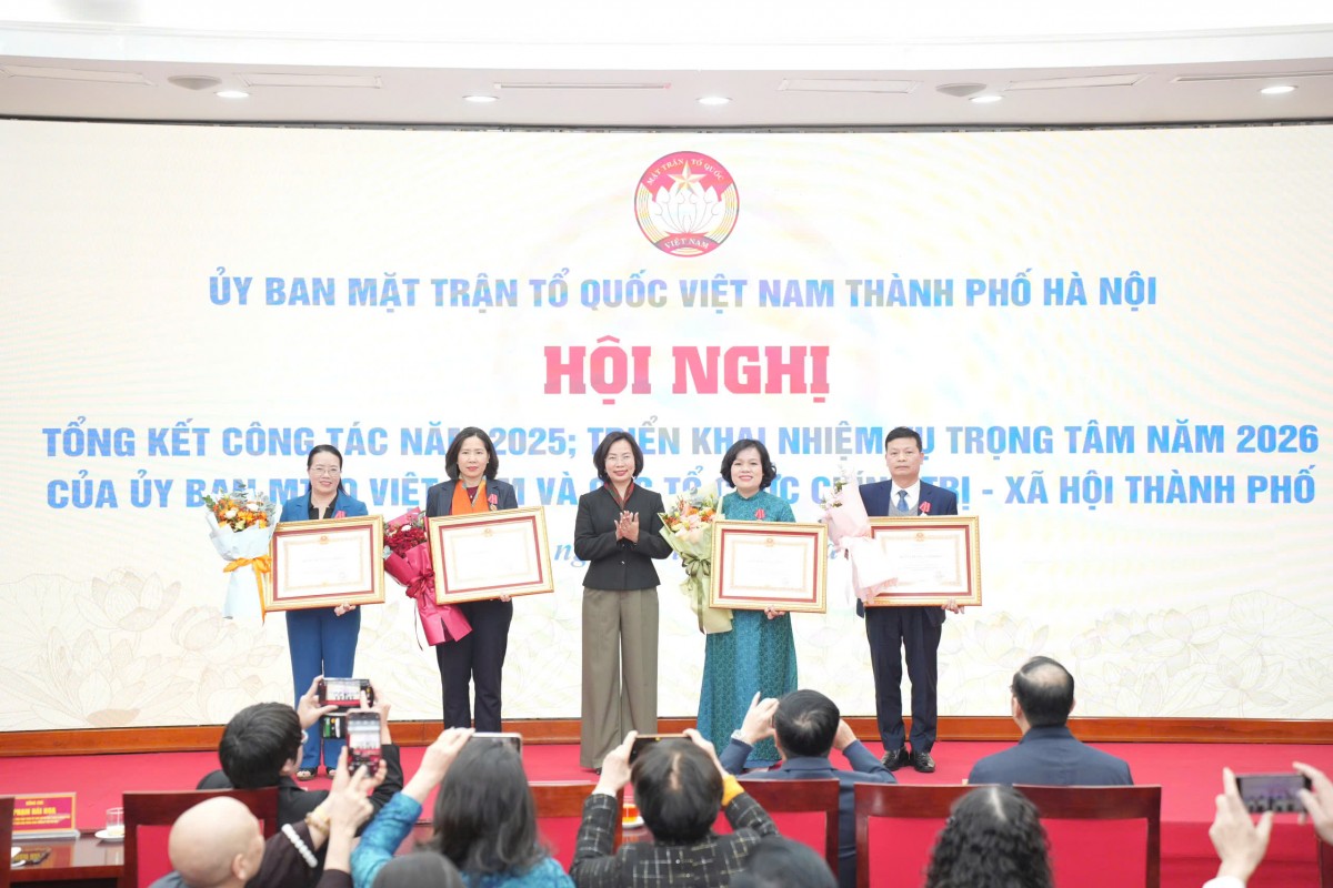 Ủy ban MTTQ Việt Nam Thành phố tặng Cờ thi đua cho 11 Ủy ban MTTQ Việt Nam xã, phường