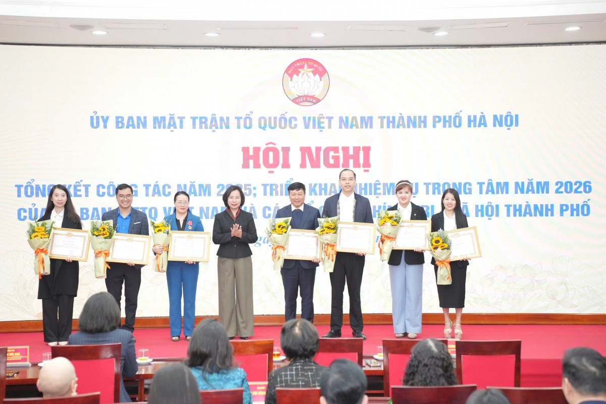 Ủy ban MTTQ Việt Nam Thành phố tặng Cờ thi đua cho 11 Ủy ban MTTQ Việt Nam xã, phường