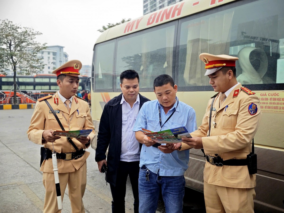 Siết chặt an toàn vận tải hành khách cửa ngõ Thủ đô dịp Tết Dương lịch 2026 Siết chặt an toàn vận tải hành khách cửa ngõ Thủ đô dịp Tết Dương lịch 2026