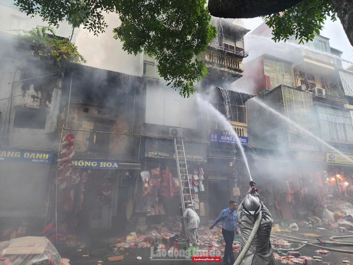 Cháy ngôi nhà kinh doanh tại phố Hàng Mã trong sáng cuối năm 2025 Hoả hoạn tại ngôi nhà trên phố Hàng Mã