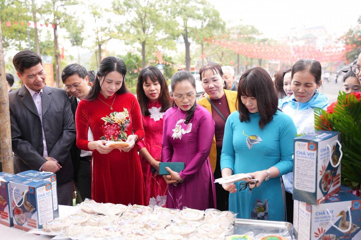 Đến Hội chợ OCOP xã Vân Đình, thưởng thức tinh hoa chả vịt và nông sản xứ Đoài Vân Đình: Khai mạc Hội chợ OCOP Mùa Xuân, lan tỏa giá trị nông sản địa phương