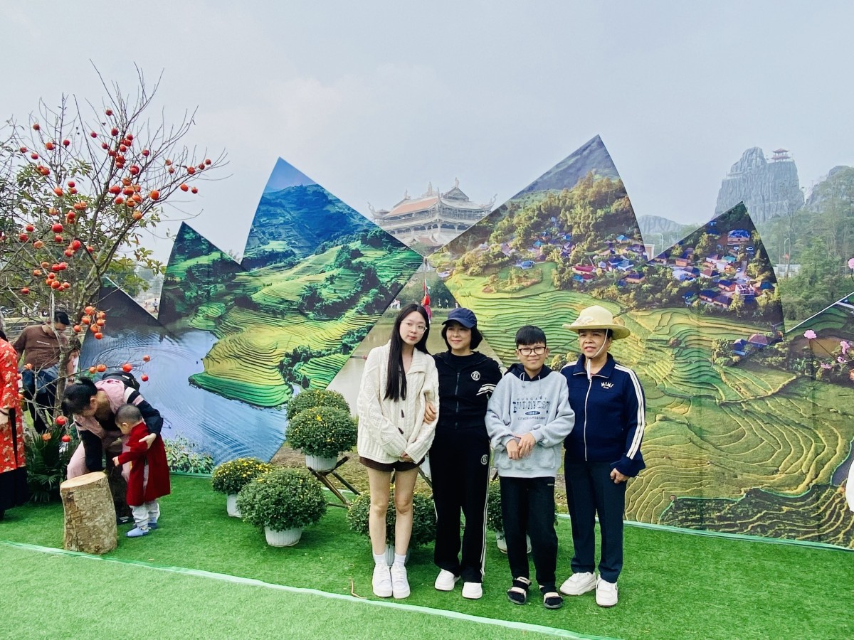 Người dân Thủ đô đổ về 