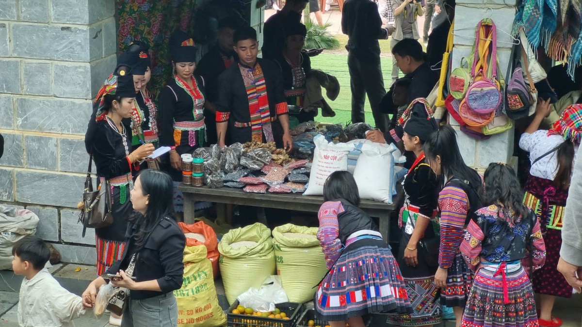 Người dân Thủ đô đổ về 