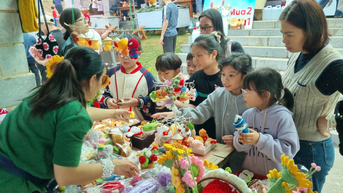 Người dân Thủ đô đổ về 