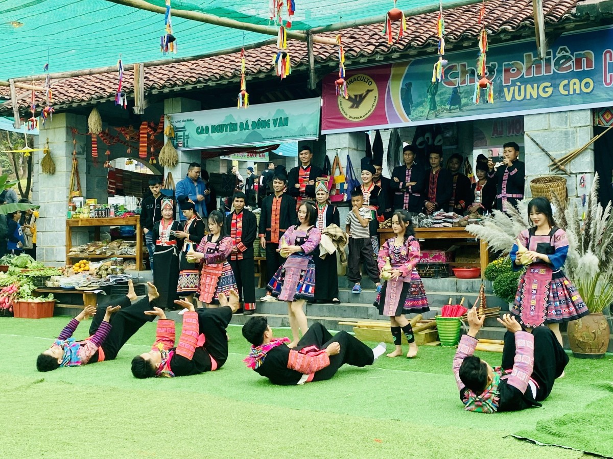 Người dân Thủ đô đổ về 