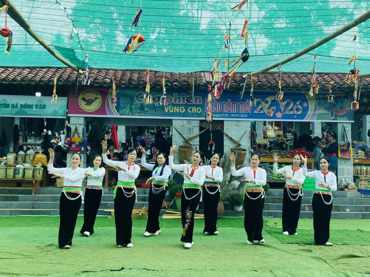 Người dân Thủ đô đổ về 