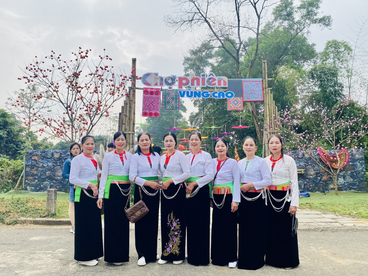 Người dân Thủ đô đổ về 