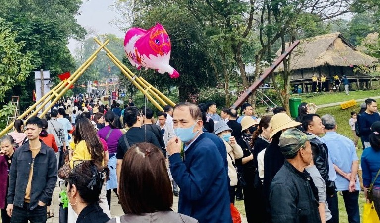 Người dân Thủ đô đổ về "Chợ phiên vùng cao" đón năm mới 2026