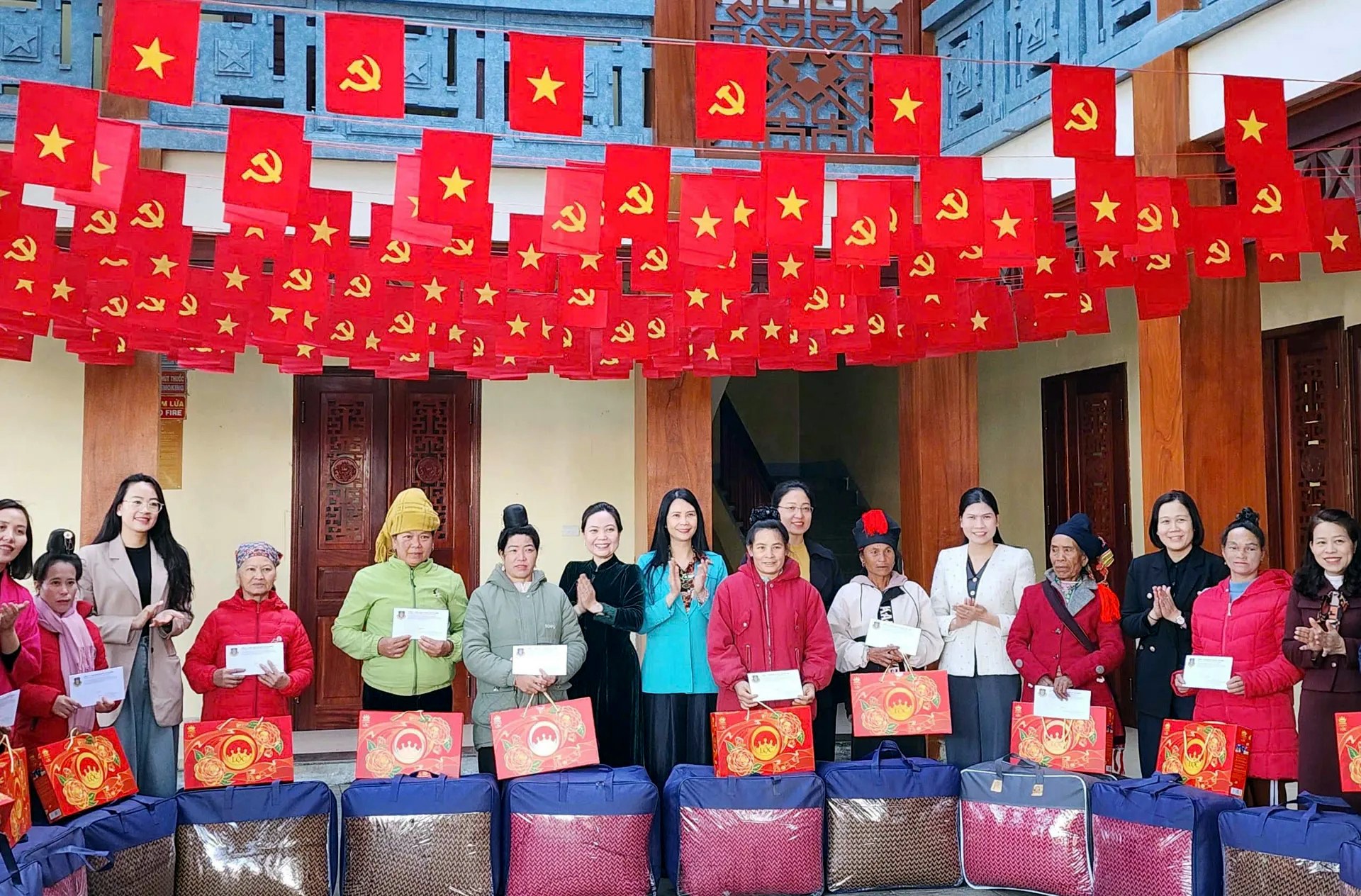 Phường Xuân Đỉnh chung tay chăm lo Tết Bính Ngọ cho phụ nữ, trẻ em khó khăn tại Điện Biên Phường Xuân Đỉnh chung tay chăm lo Tết Bính Ngọ cho phụ nữ, trẻ em khó khăn tại Điện Biên