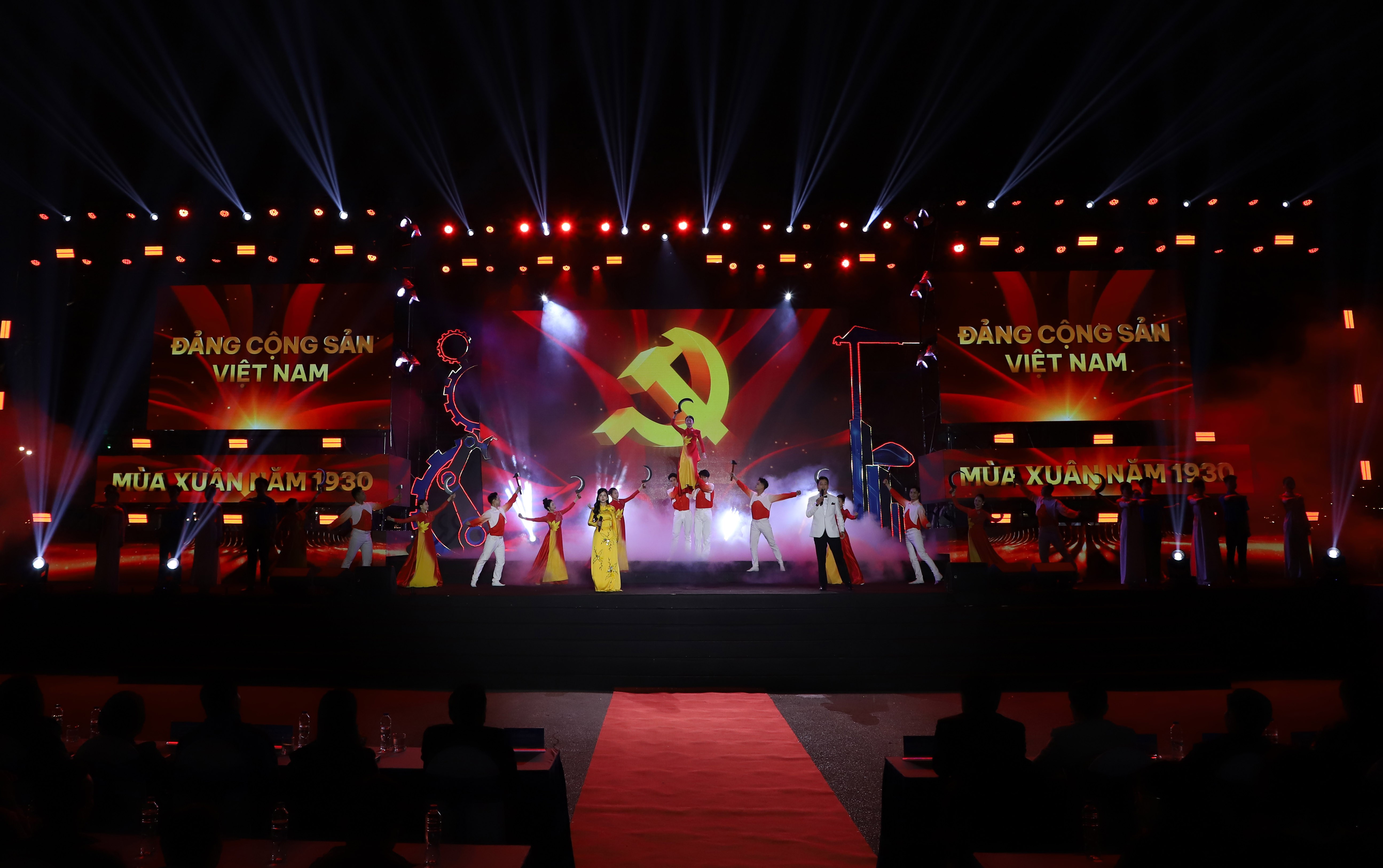 Ấn tượng chương trình nghệ thuật “Khát vọng tiên phong - Vững bước tương lai”