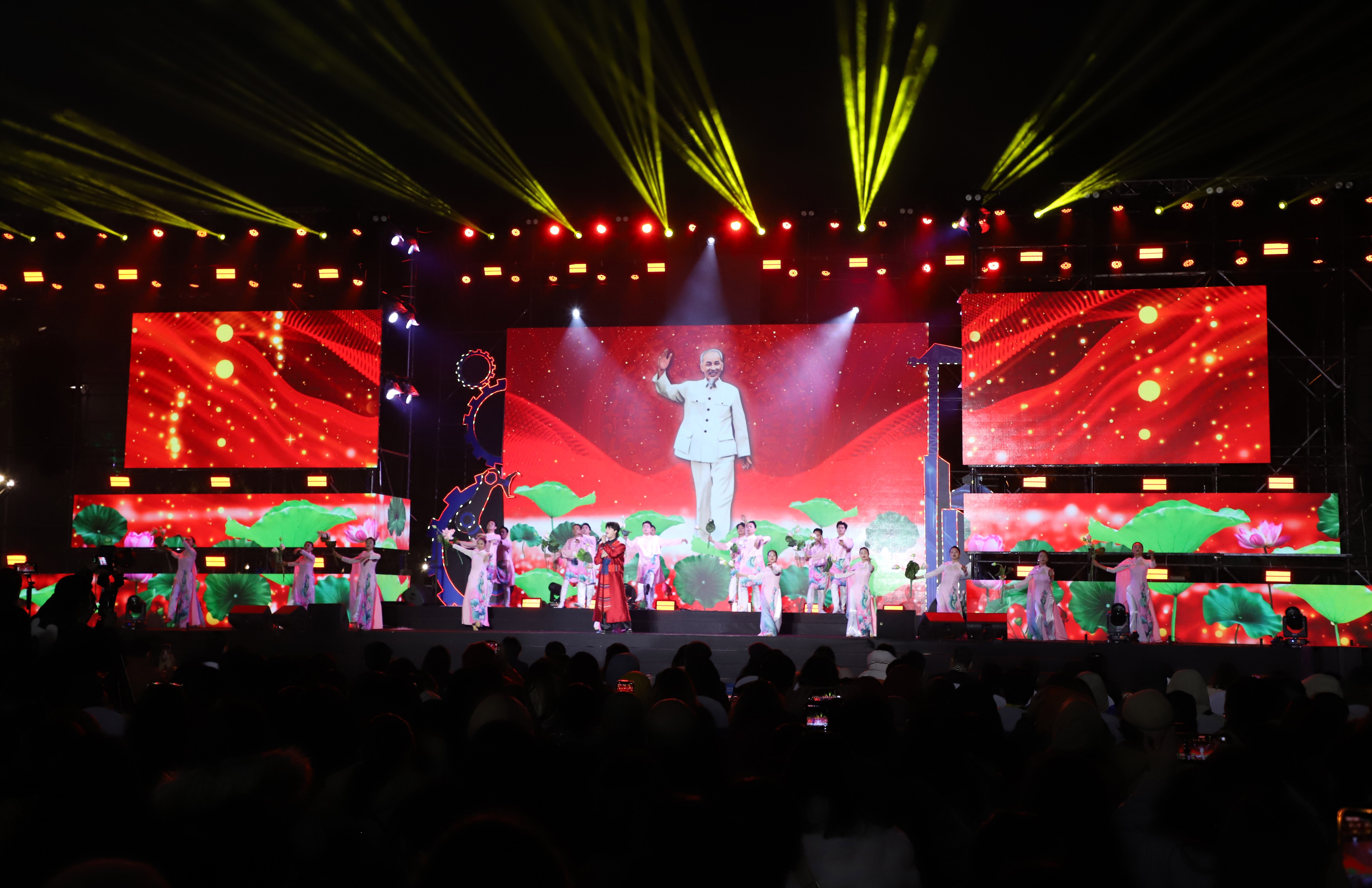 Ấn tượng chương trình nghệ thuật “Khát vọng tiên phong - Vững bước tương lai”