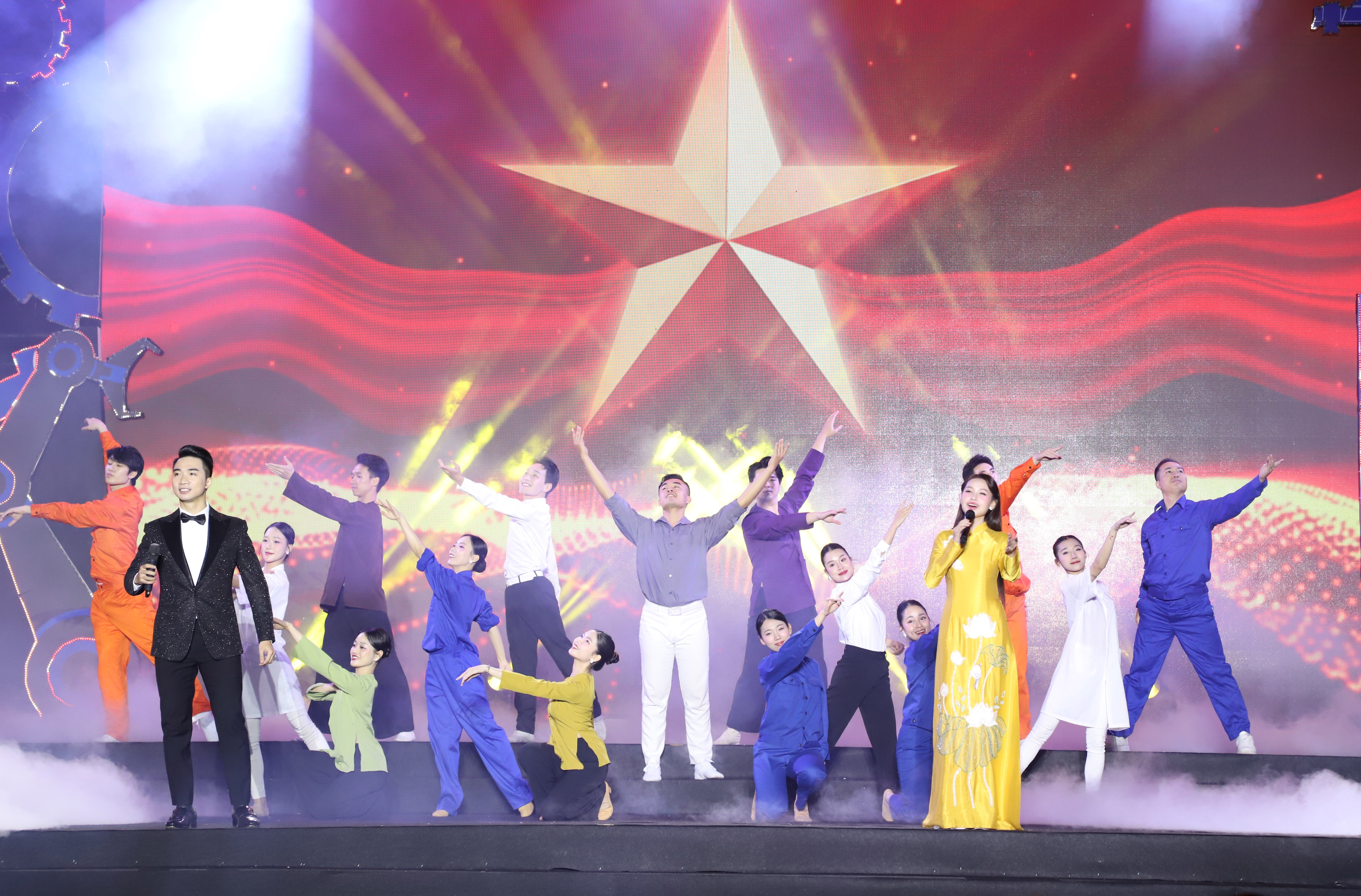 Ấn tượng chương trình nghệ thuật “Khát vọng tiên phong - Vững bước tương lai”