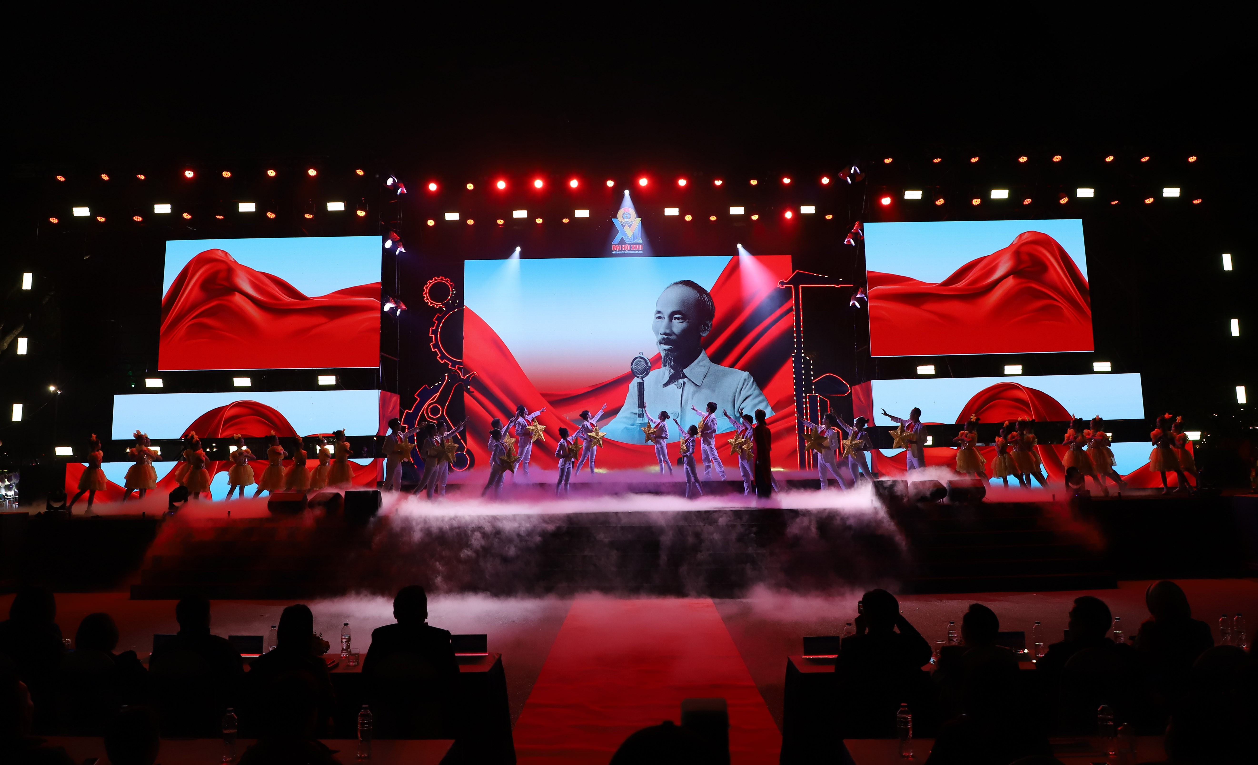 Ấn tượng chương trình nghệ thuật “Khát vọng tiên phong - Vững bước tương lai”