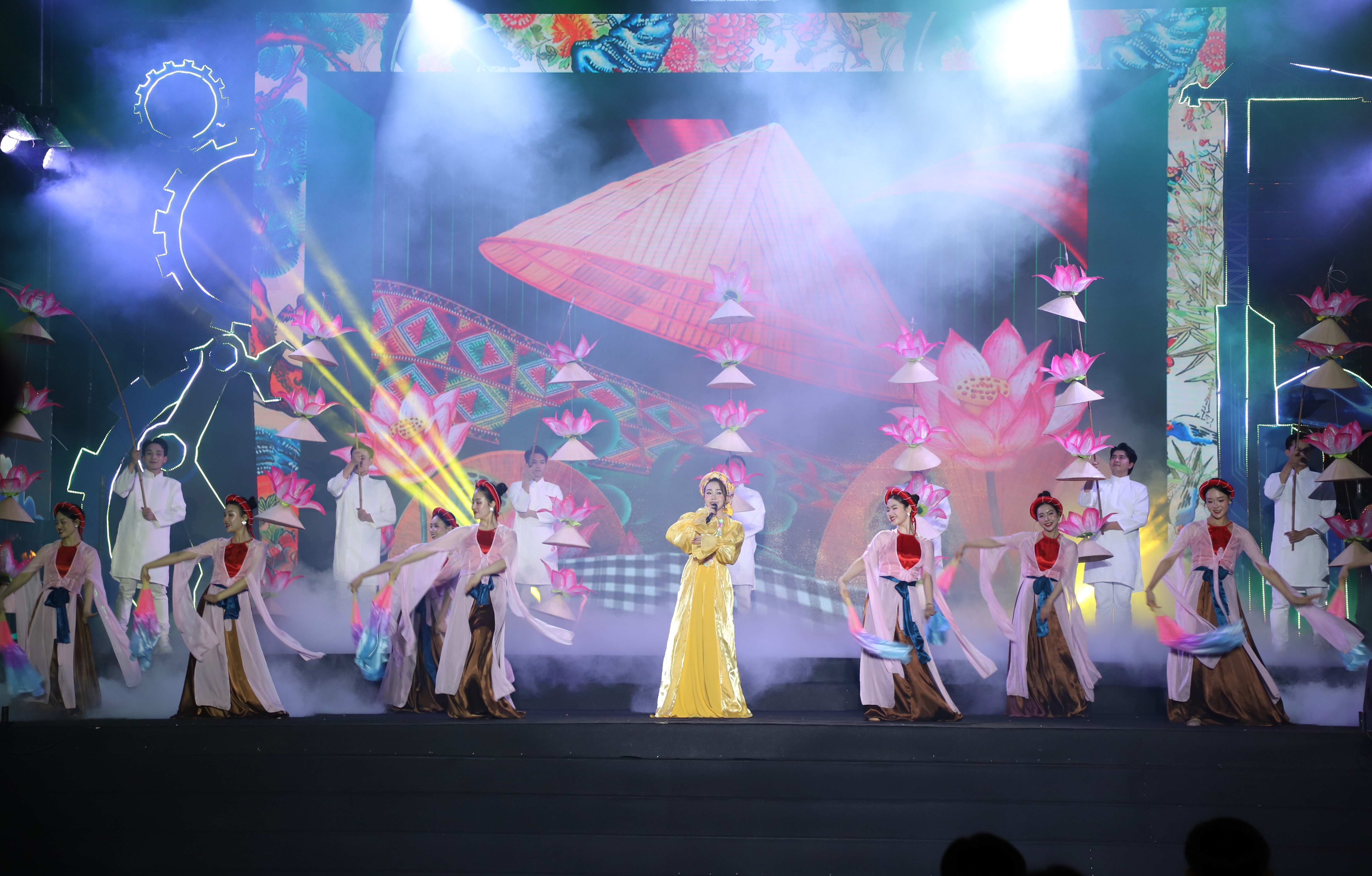 Ấn tượng chương trình nghệ thuật “Khát vọng tiên phong - Vững bước tương lai”