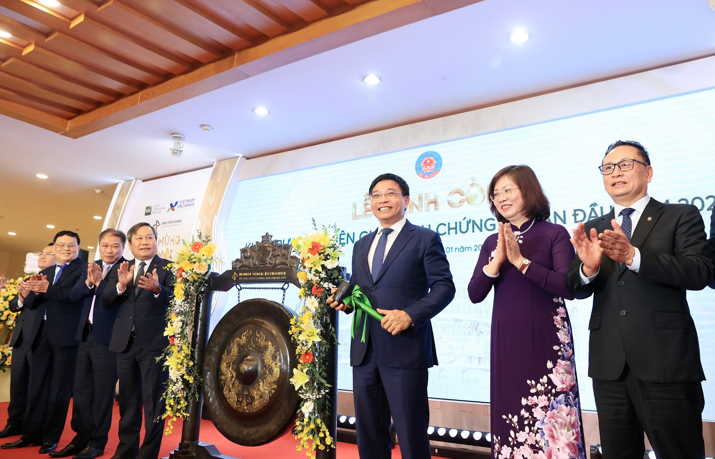 Đánh cồng khai trương phiên giao dịch chứng khoán đầu năm 2026