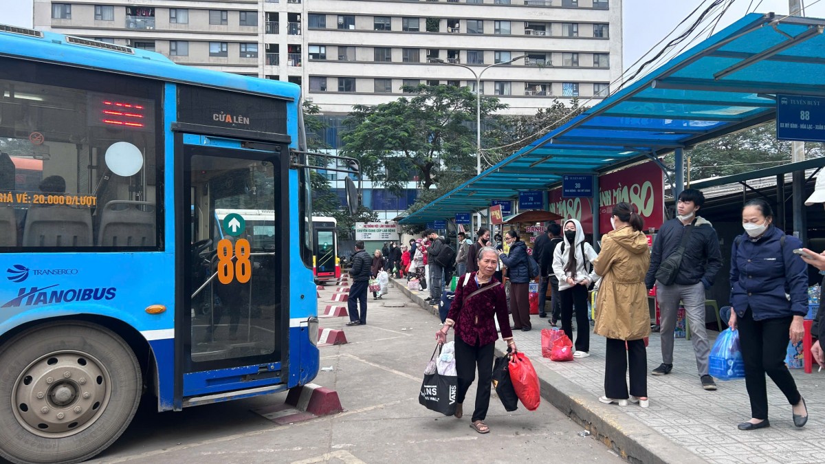 Gần 50.000 lượt xe buýt phục vụ người dân Thủ đô dịp Tết Bính Ngọ 2026