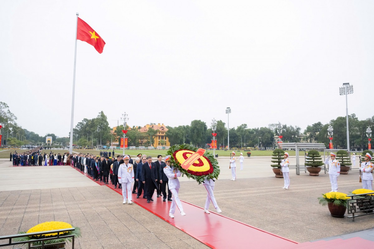 Lãnh đạo Đảng, Nhà nước vào Lăng viếng Chủ tịch Hồ Chí Minh nhân kỷ niệm 80 năm Ngày Tổng tuyển cử đầu tiên