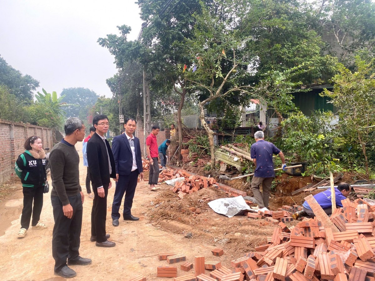 Phát huy vai trò Mặt trận trong vận động nhân dân hiến đất làm đường