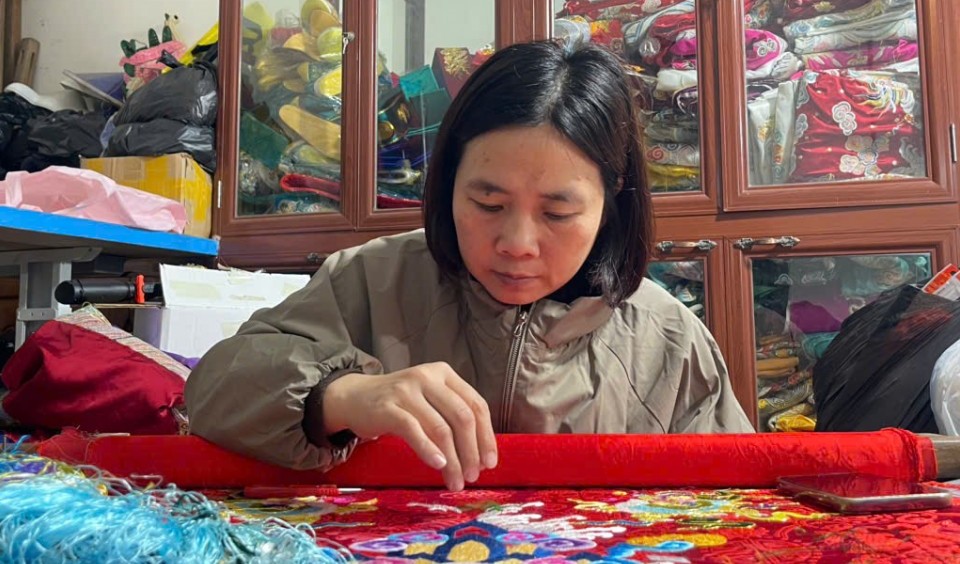 Làng thêu Đông Cứu: Nơi giữ hồn khăn chầu, áo ngự giữa nhịp sống Thủ đô