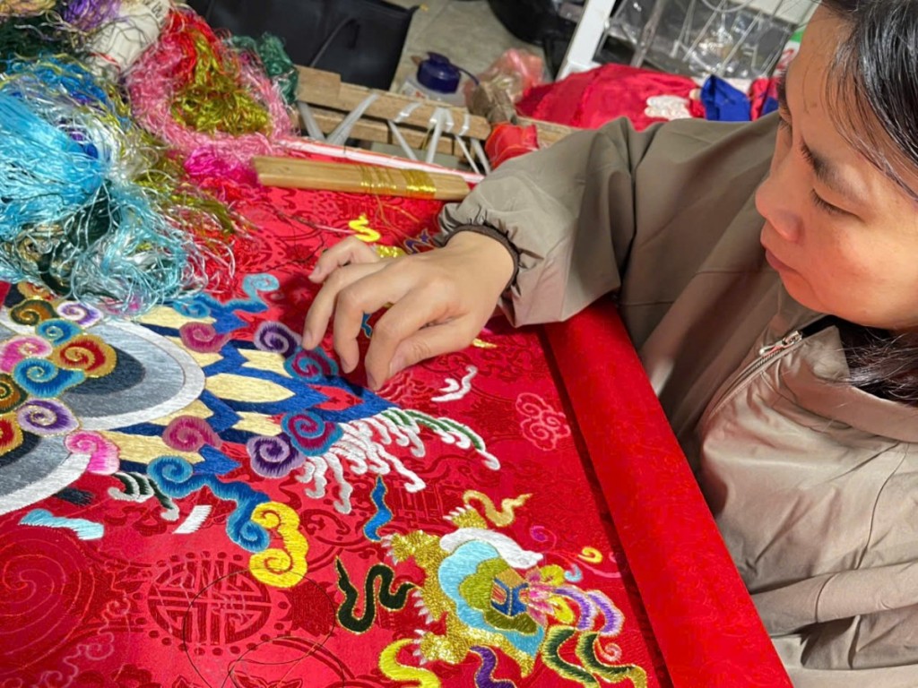 Làng thêu Đông Cứu: Nơi giữ hồn khăn chầu, áo ngự giữa nhịp sống Thủ đô