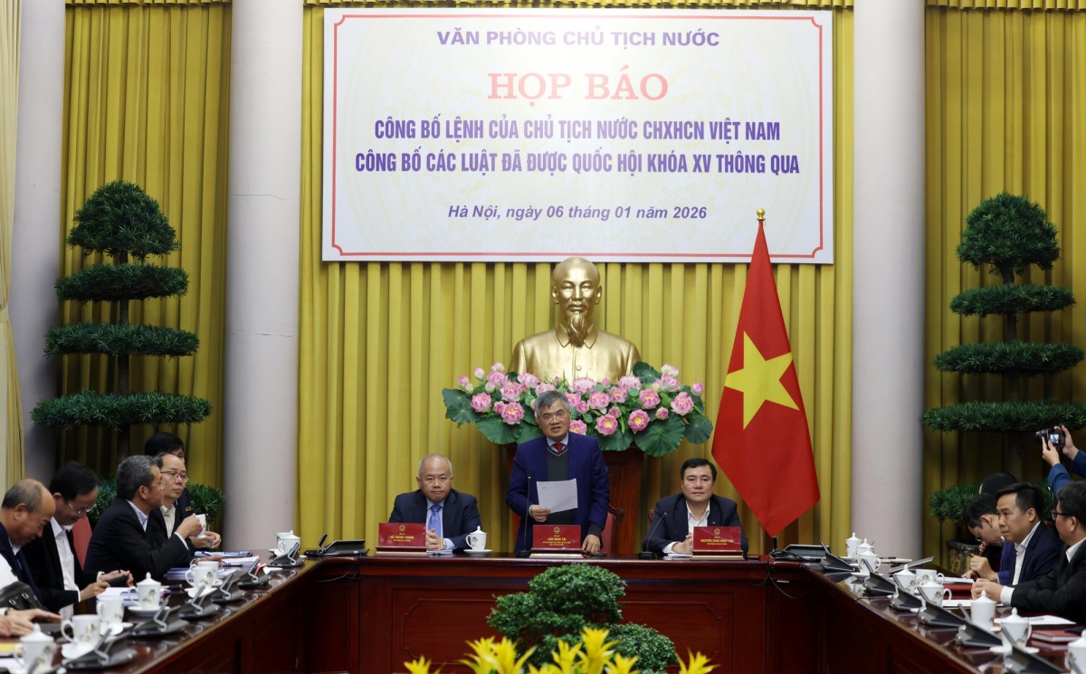 Công bố Lệnh của Chủ tịch nước về 12 luật vừa được Quốc hội thông qua Công bố Lệnh của Chủ tịch nước về 12 luật vừa được Quốc hội thông qua