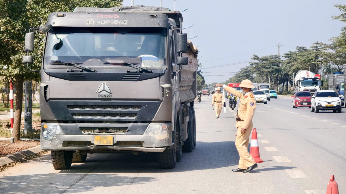 Tăng cường xử lý xe quá tải, bảo vệ hạ tầng giao thông dịp cuối năm