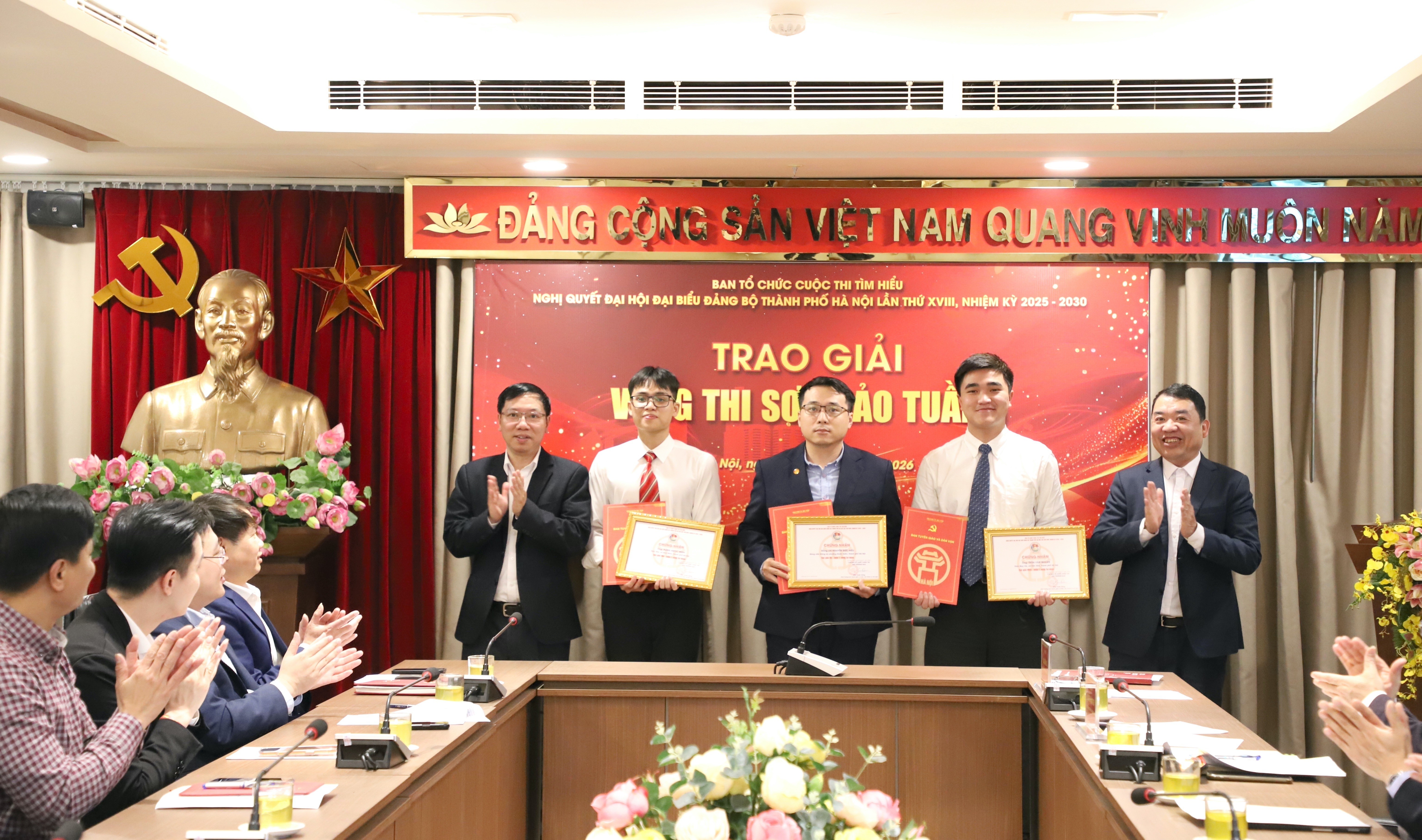 Trao giải tuần 1 Vòng Sơ khảo của Cuộc thi tìm hiểu Nghị quyết Đại hội đại biểu Đảng bộ thành phố Hà Nội lần thứ XVIII