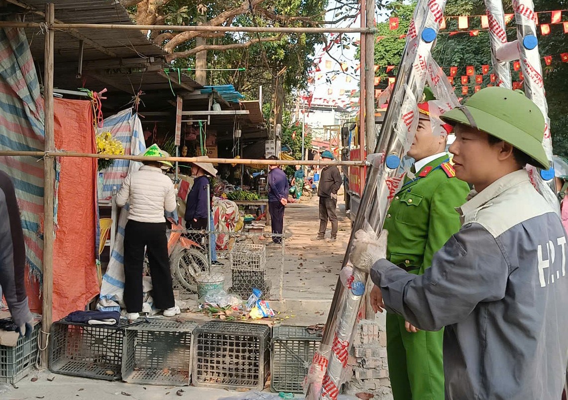 Xã Hoà Lạc ra quân tuyên truyền, giải toả chợ cóc, chợ tạm trên địa bàn Xã Hoà Lạc ra quân tuyên truyền, giải toả chợ cóc, chợ tạm trên địa bàn
