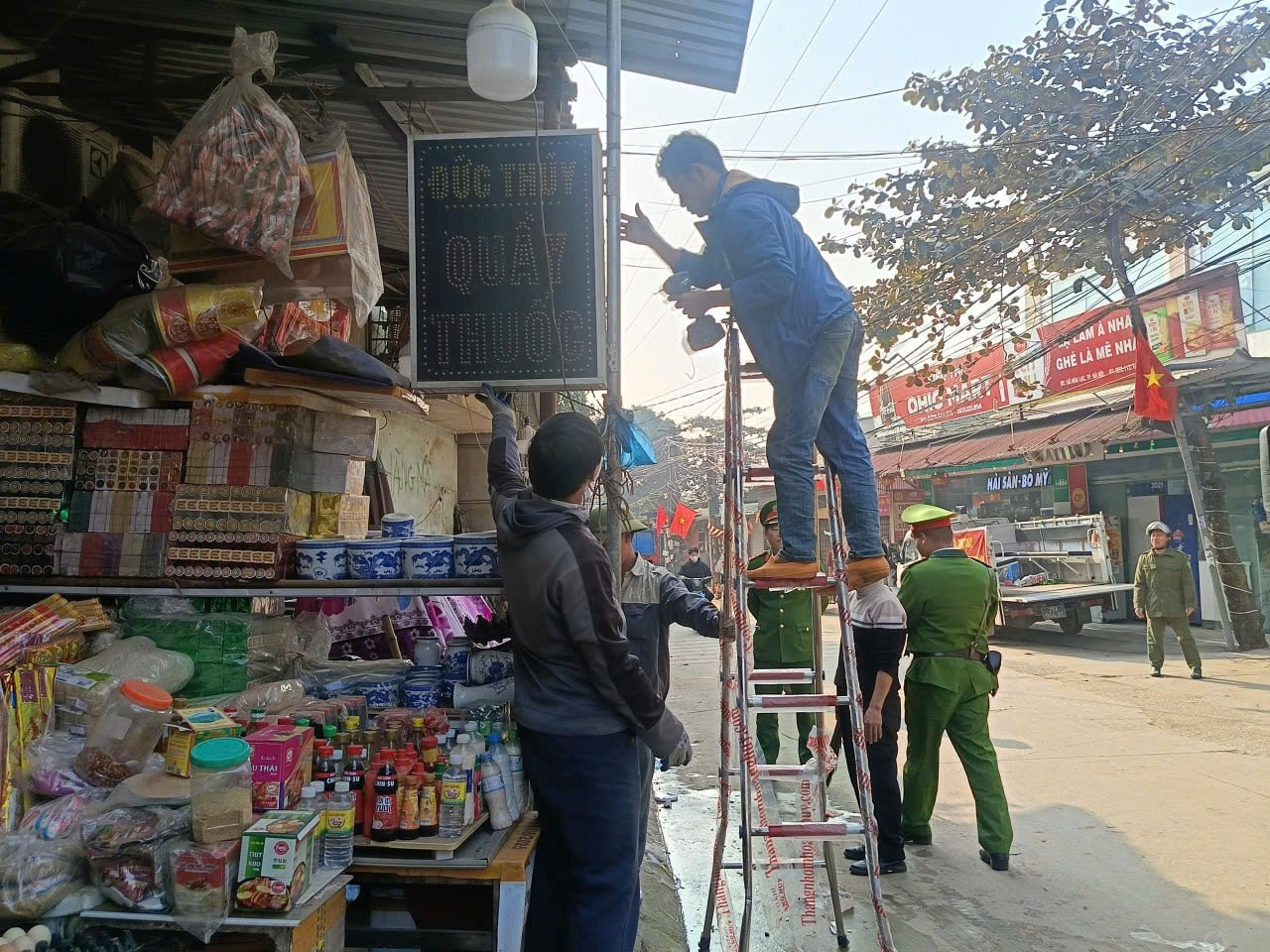 Xã Hoà Lạc ra quân tuyên truyền, giải toả chợ cóc, chợ tạm trên địa bàn Xã Hoà Lạc ra quân tuyên truyền, giải toả chợ cóc, chợ tạm trên địa bàn